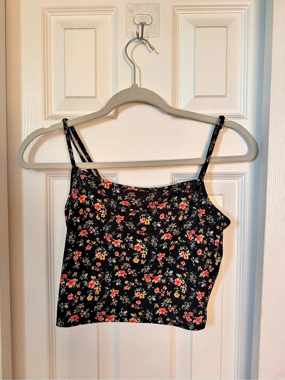 Forever 21 Floral Camisole in Black Size Small Like New